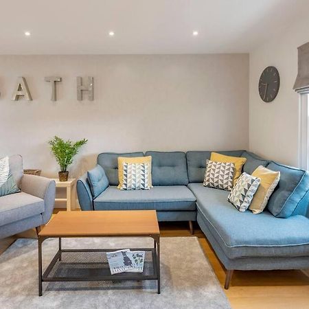 Villa Fantastic 3-Bed House With Parking Bath Esterno foto