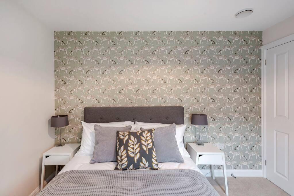 Villa Fantastic 3-Bed House With Parking Bath Esterno foto