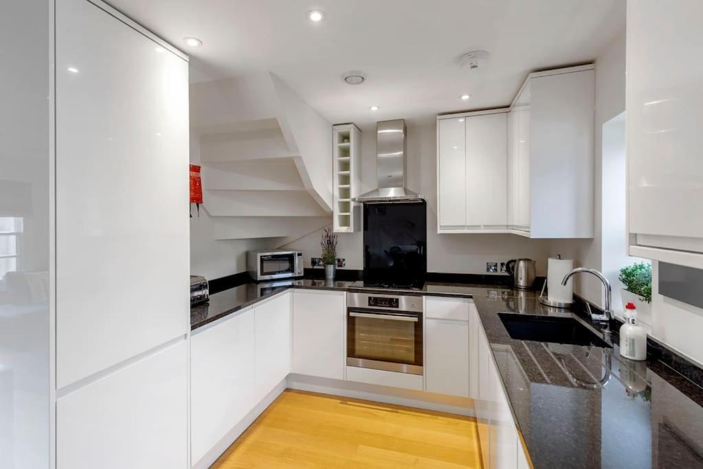Villa Fantastic 3-Bed House With Parking Bath Esterno foto