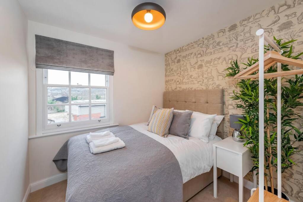 Villa Fantastic 3-Bed House With Parking Bath Esterno foto