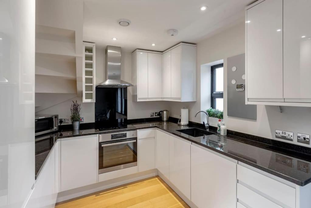 Villa Fantastic 3-Bed House With Parking Bath Esterno foto